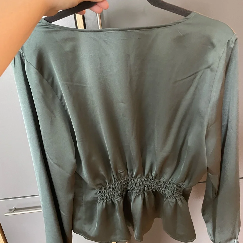 Abercrombie Green Blouse - NWOT - Picture 2 of 3